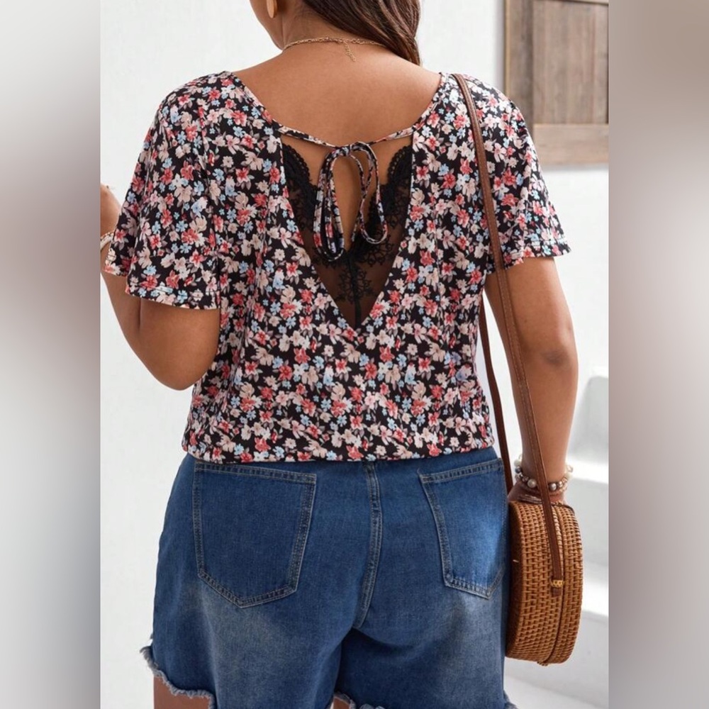 SHEIN Frenchy Plus Size Vacation Casual Similar Patchwork Printed V-Neck T-Shirt
